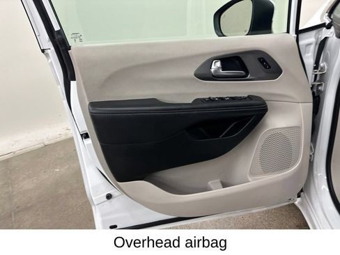 Used 2023 Chrysler Pacifica Touring-L FWD image 33