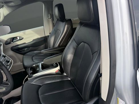 Used 2024 Chrysler Pacifica Touring-L FWD image 9