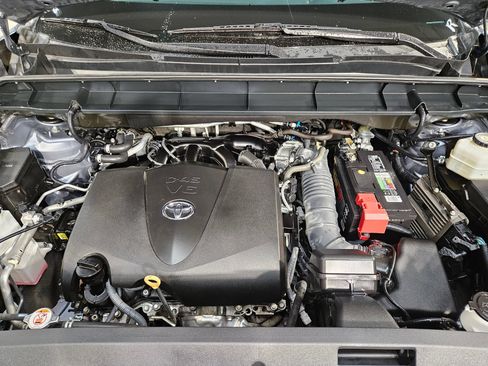 Used 2021 Toyota Highlander XLE FWD image 19