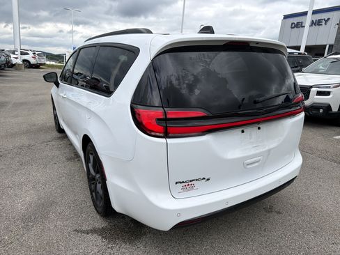 Used 2024 Chrysler Pacifica Touring-L w/ S Appearance Package FWD image 5