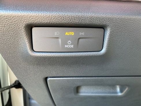 New 2025 Volkswagen Tiguan SE image 32