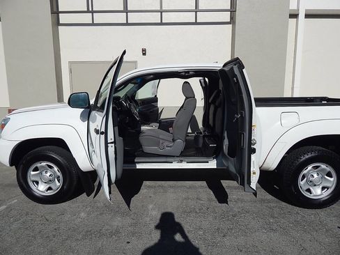 Used 2015 Toyota Tacoma PreRunner w/ SR5 Package RWD image 14