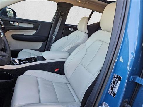 Used 2023 Volvo XC40 B5 Plus image 17