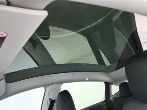 Used 2025 Tesla Model Y Long Range image 54