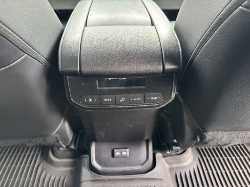 Used 2023 Toyota Highlander XLE AWD/4WD image 14