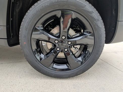 New 2025 Jeep Grand Cherokee Limited w/ Black Appearance Package image 42