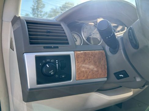 Used 2010 Chrysler Town & Country Limited image 15