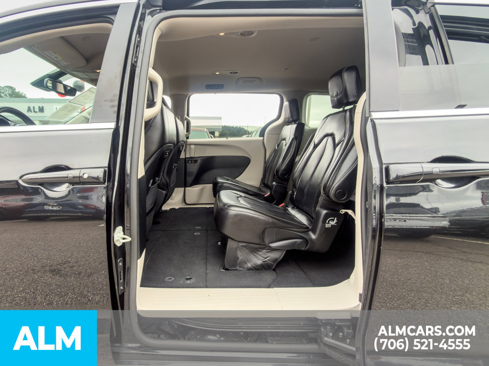 Used 2023 Chrysler Pacifica Touring-L FWD image 12