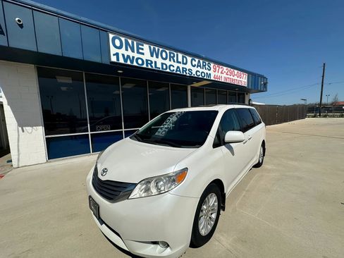 Used 2015 Toyota Sienna XLE image 1