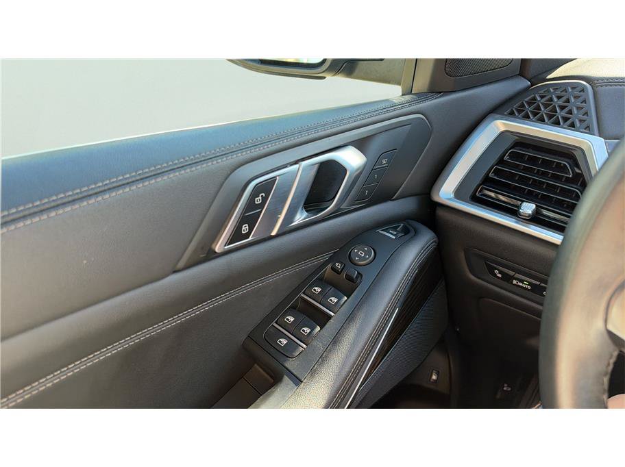 Used 2024 BMW X5 xDrive50e w/ Parking Assistance Package AWD/4WD image 39