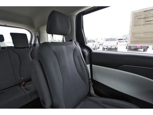 Used 2024 Kia Carnival LX FWD image 13