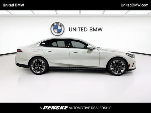 Certified 2024 BMW 530i w/ Convenience Package RWD image 4