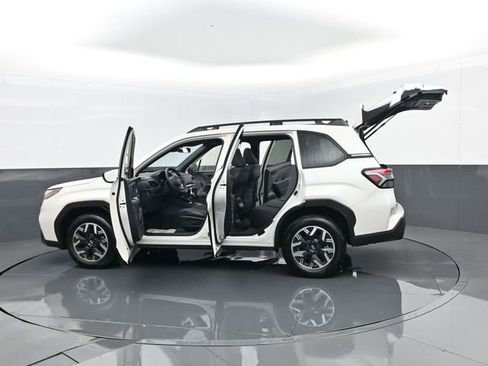 Used 2025 Subaru Forester Premium image 31