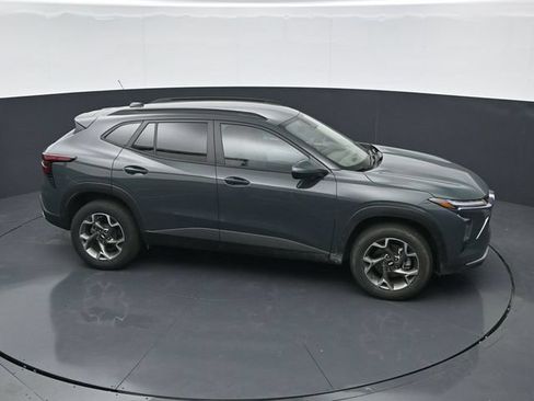 Used 2025 Chevrolet Trax LT FWD image 30