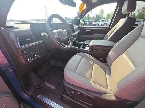 Used 2025 Chevrolet Suburban LT w/ Comfort Package AWD/4WD image 27