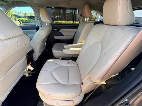 Used 2021 Toyota Highlander XLE image 19