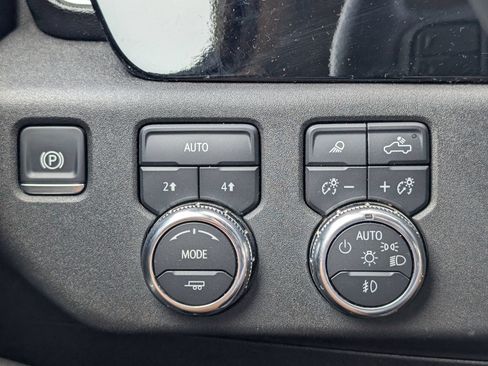 Used 2025 GMC Sierra 1500 SLT AWD/4WD image 14