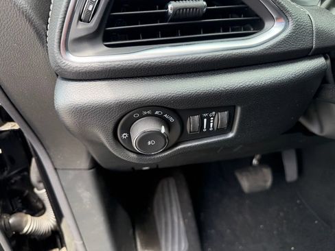 New 2026 Chrysler Pacifica Limited FWD image 9