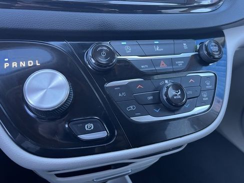 Used 2022 Chrysler Pacifica Touring-L image 24