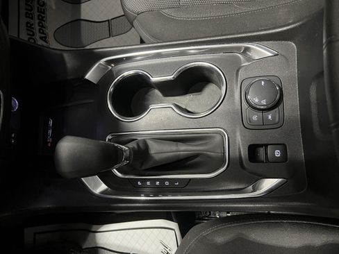Used 2023 Chevrolet Traverse LT FWD image 16