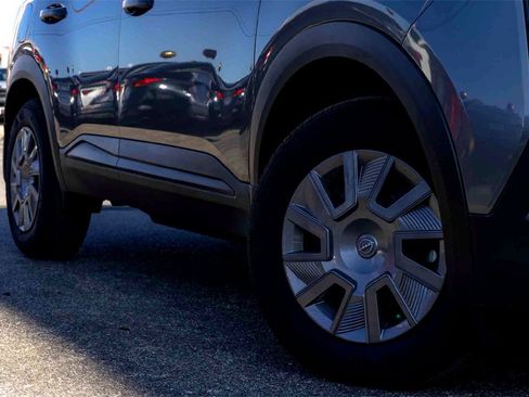 New 2025 Nissan Kicks S image 2