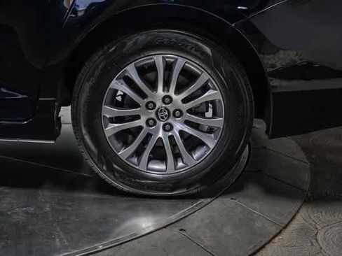 Certified 2019 Toyota Sienna XLE image 10