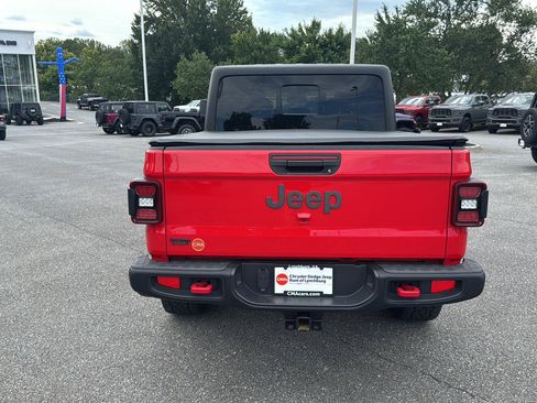Used 2024 Jeep Gladiator Rubicon w/ Convenience Group AWD/4WD image 8