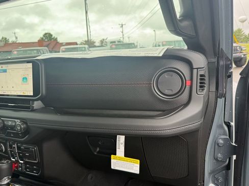 New 2025 Jeep Gladiator Rubicon w/ Convenience Group AWD/4WD image 32