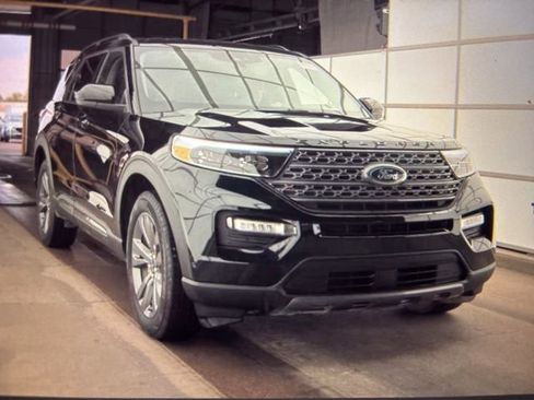 Used 2024 Ford Explorer XLT w/ Equipment Group 202A AWD/4WD image 4