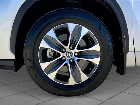 Used 2022 Toyota Highlander XLE AWD/4WD image 11