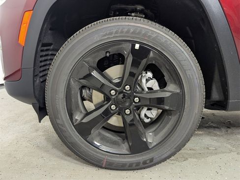 New 2025 Jeep Grand Cherokee Altitude image 9