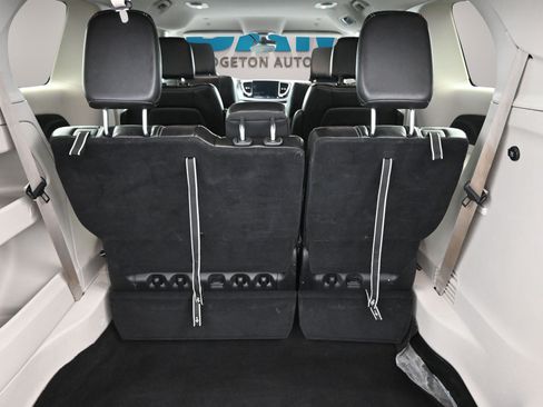 Used 2024 Chrysler Pacifica Touring-L FWD image 8