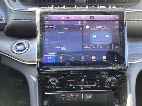 Used 2024 Jeep Grand Cherokee Limited w/ Black Appearance Package image 10