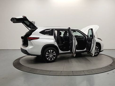 Used 2023 Toyota Highlander XLE FWD image 13
