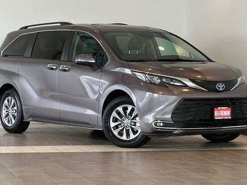 Used 2024 Toyota Sienna XLE image 2