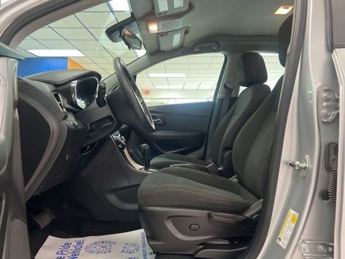 Used 2018 Chevrolet Trax LS FWD image 17