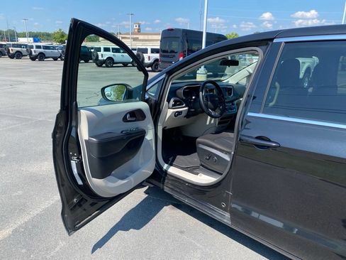 Used 2020 Chrysler Voyager LX FWD image 10