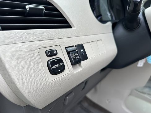 Used 2013 Toyota Sienna XLE image 40