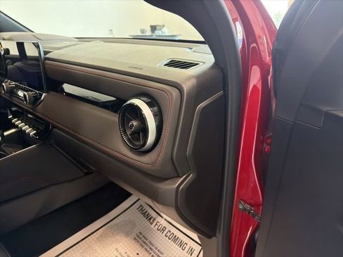 Used 2025 Chevrolet Colorado Z71 w/ Technology Package AWD/4WD image 24