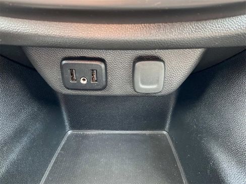 Used 2021 Chevrolet Traverse LT image 34