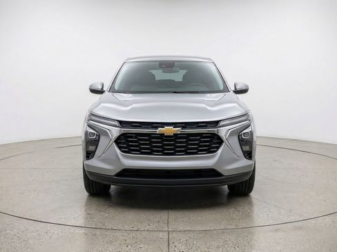 Used 2025 Chevrolet Trax LT image 2