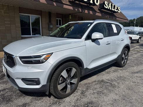 Used 2020 Volvo XC40 T5 Momentum w/ Protection Package Premier AWD/4WD image 3
