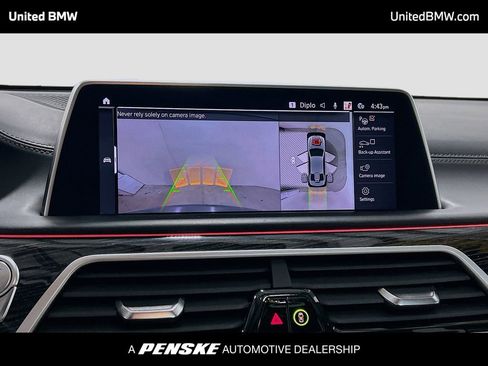 Used 2022 BMW 750i xDrive w/ Luxury Rear Seating Package image 9