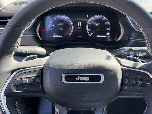 Used 2023 Jeep Grand Cherokee Limited w/ Black Appearance Package image 16