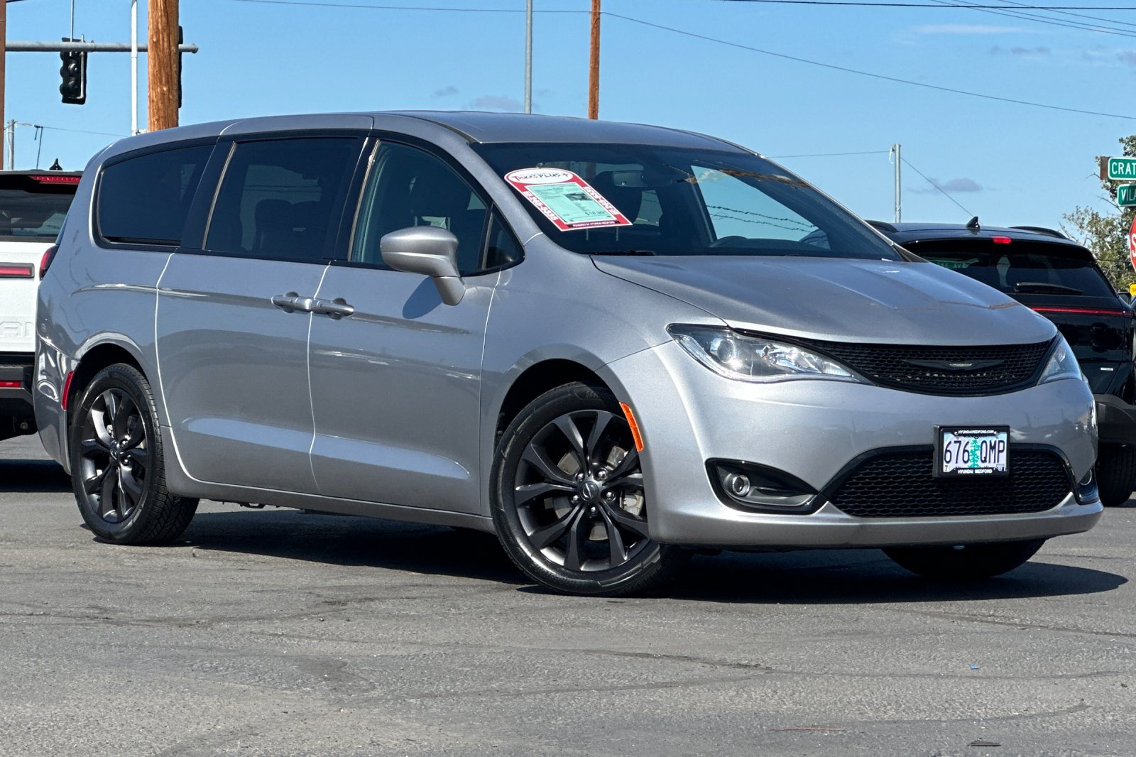 Used 2020 Chrysler Pacifica Touring w/ S Appearance Package FWD image 2