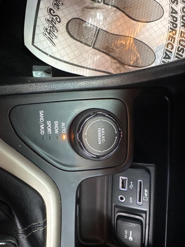 Used 2015 Jeep Cherokee Latitude AWD/4WD image 17