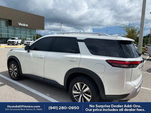 Used 2024 Nissan Pathfinder SL FWD image 10