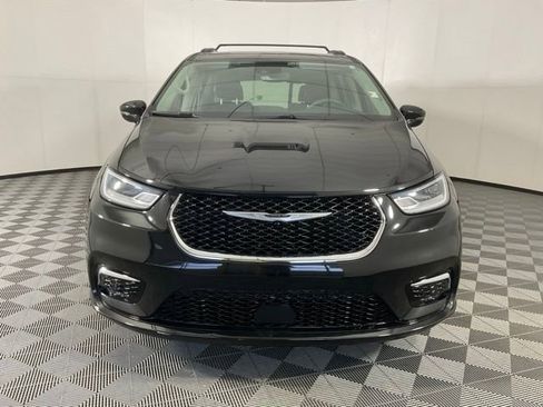 Used 2022 Chrysler Pacifica Touring-L image 2