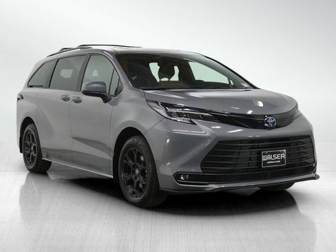 Used 2025 Toyota Sienna XLE Woodland Edition image 7