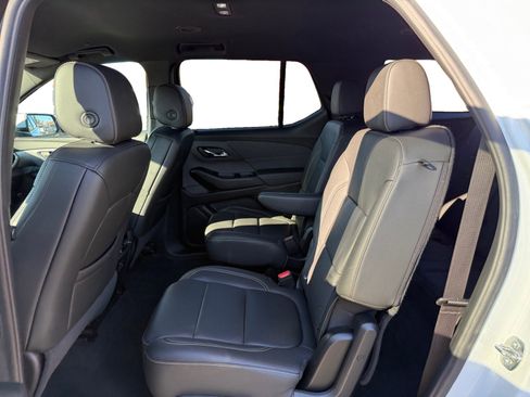 Used 2023 Chevrolet Traverse LT image 16